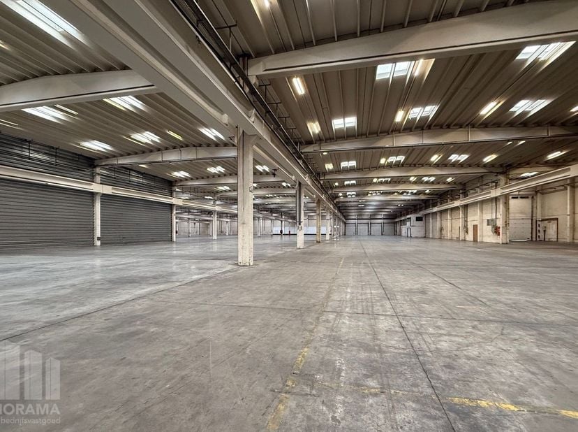 Immeuble d’entreprise idéalement situé, offrant une surface totale d’entrepôt de 3.676&amp;nbsp;m² à louer. Cette situation stratégique le long de la N26,