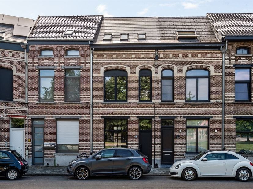 Prachtig gerenoveerde, gemeubelde woning met 2 slaapkamers en gezellige tuin in het hart van Lier<br />
Ligging<br />
Deze charmante woning geniet van