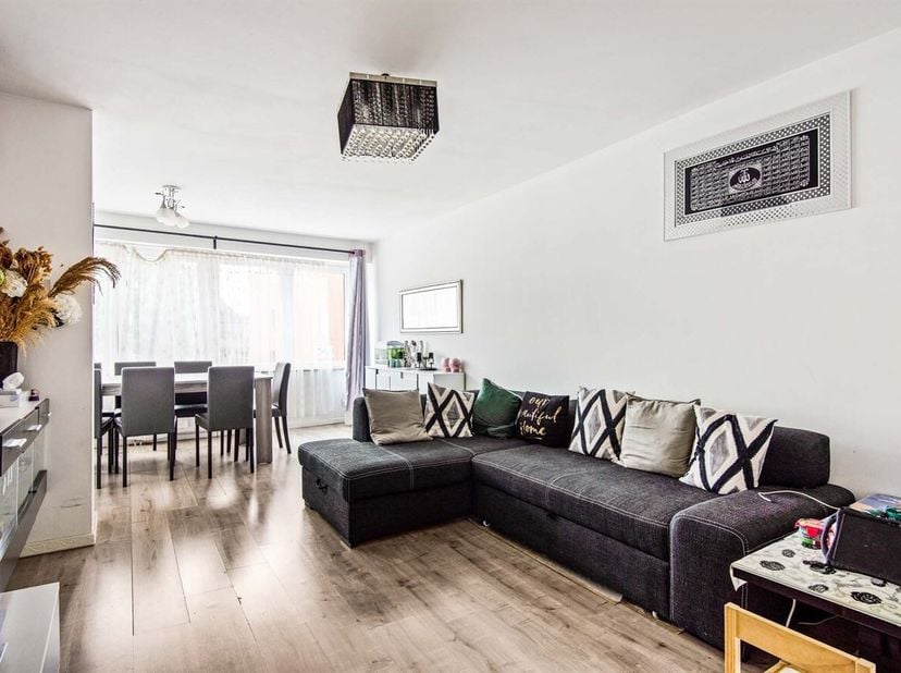 Dit appartement is gelegen op de eerste verdieping van een kleischalig gebouw zonder lift op de Jozef Reusenslei te Borsbeek. Het bevindt zich op een