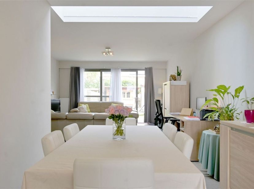Bent u op zoek naar een gezinswoning met een gezellige afgesloten tuin in een rustige buurt? Deze rijwoning telt 3 slaapkamers en is volledig gerenove