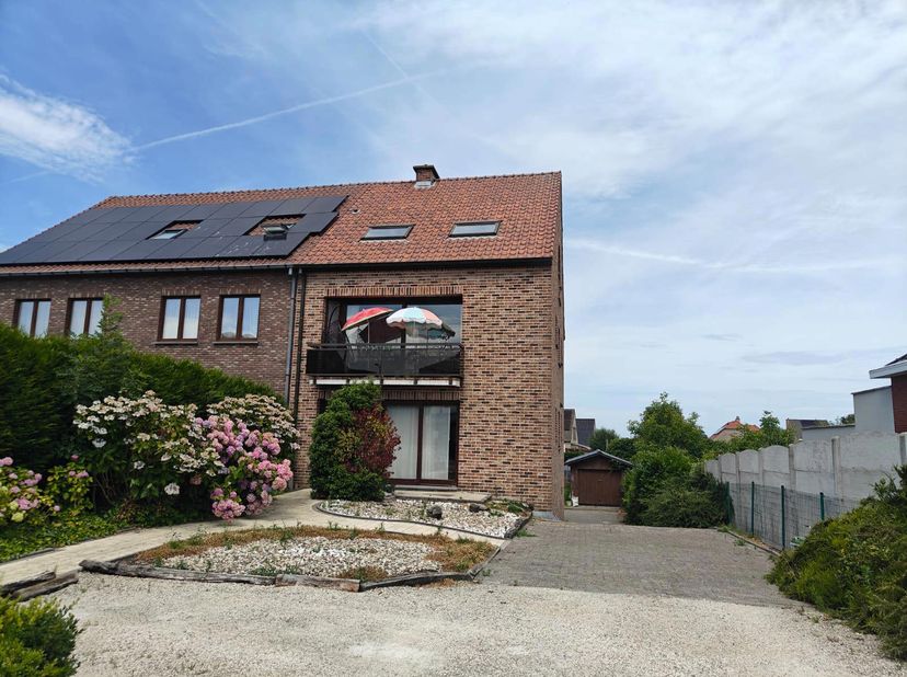 Deze lichtrijke duplex bevindt zich in een kleinschalig gebouw op wandelafstand van winkels, scholen en bushaltes. Met een bewoonbare oppervlakte heef