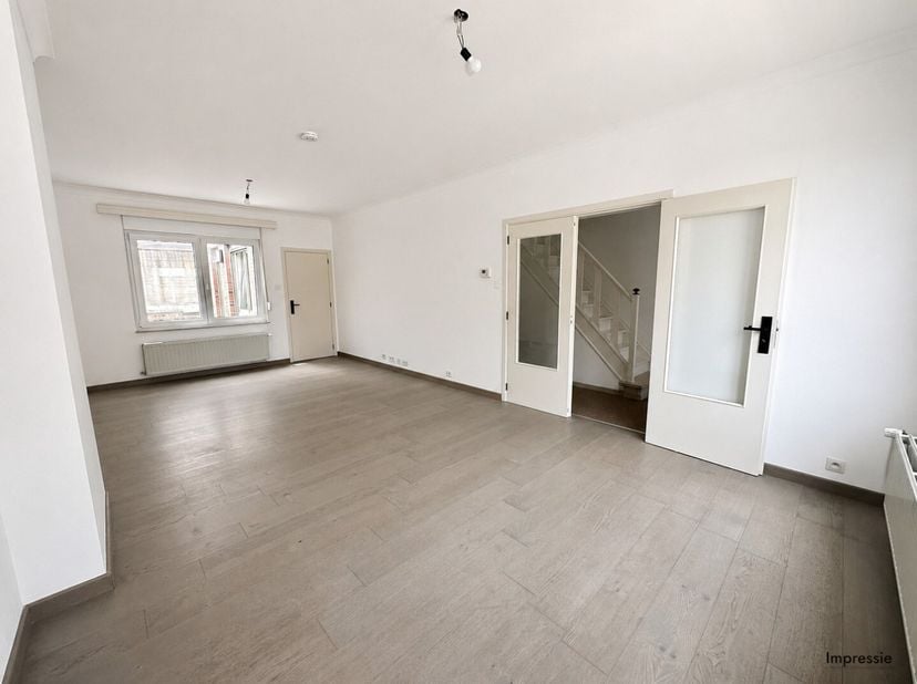 Deze charmante woning is gelegen in een rustige en aangename woonwijk, op wandelafstand van winkels, scholen en openbaar vervoer. Een ideale ligging v