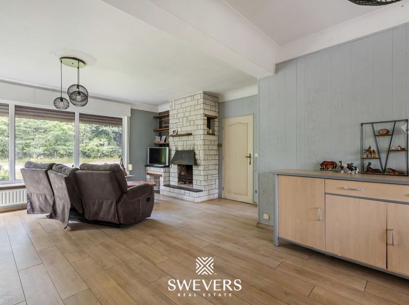 Voor meer info en fotos, surf naar www.swevers.be  Deze woning in een groene en rustige omgeving verrast met haar ruime split-level indeling en tal va