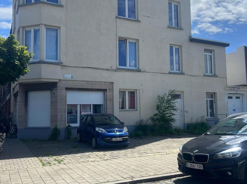Dit ruime en aangename appartement beschikt over 1 slaapkamer, 1 badkamer en een terras. De mooie, grote leefruimte is lichtrijk en biedt veel plaats