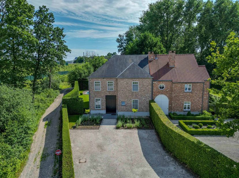 Prachtige woning gelegen aan het water – 285m² woonluxe – ontwerp van Thomas Roets – bj. 2006<br />
<br />
Op een unieke locatie, aan het water (Alber