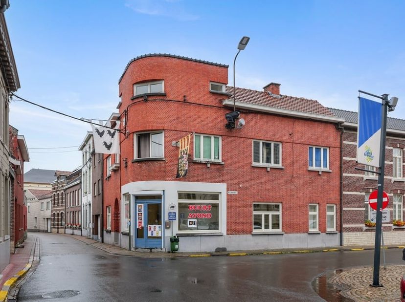 Gelegen in het historische centrum van Zoutleeuw, op een uitstekende locatie met winkels, horeca, scholen en openbaar vervoer op wandelafstand, bevind
