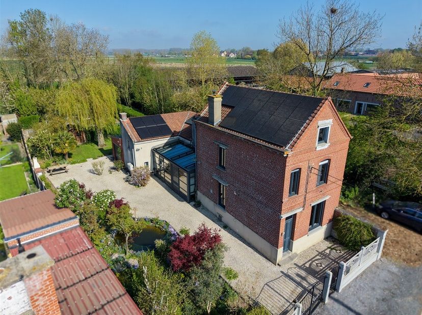 Découvrez cette charmante maison de campagne offrant de beaux volumes et un cadre de vie paisible avec vue dégagée sur les champs. Dès lentrée, vous s
