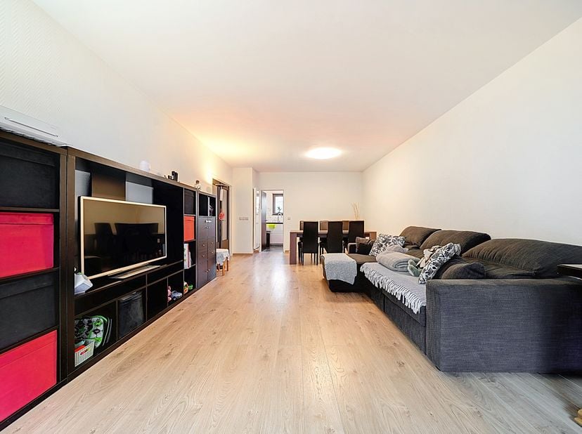 Easyhome biedt u dit prachtige volledig gerenoveerde appartement aan, ideaal gelegen op de 1e verdieping van een gebouw met lift.<br />
Groot potentie