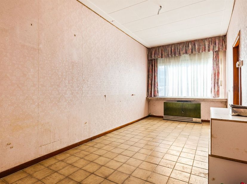Gelegen in de Van Boeckellaan te Lier, bevindt zich dit ruime te renoveren pand boordevol potentieel. Dankzij de uitstekende ligging geniet u hier van