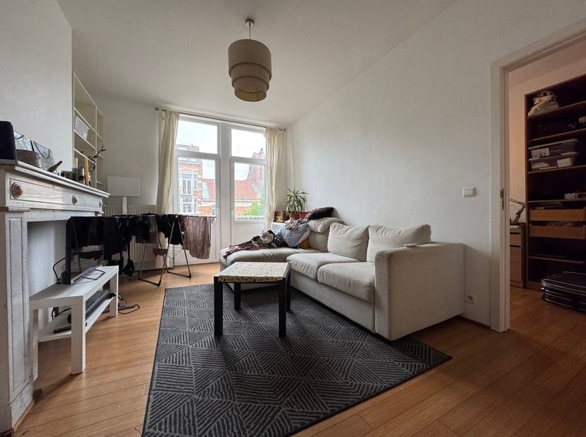Op een steenworp afstand van het Parc de Forest, met uitstekende verbindingen met het openbaar vervoer, is dit charmante appartement van 70m&amp;sup2; bes
