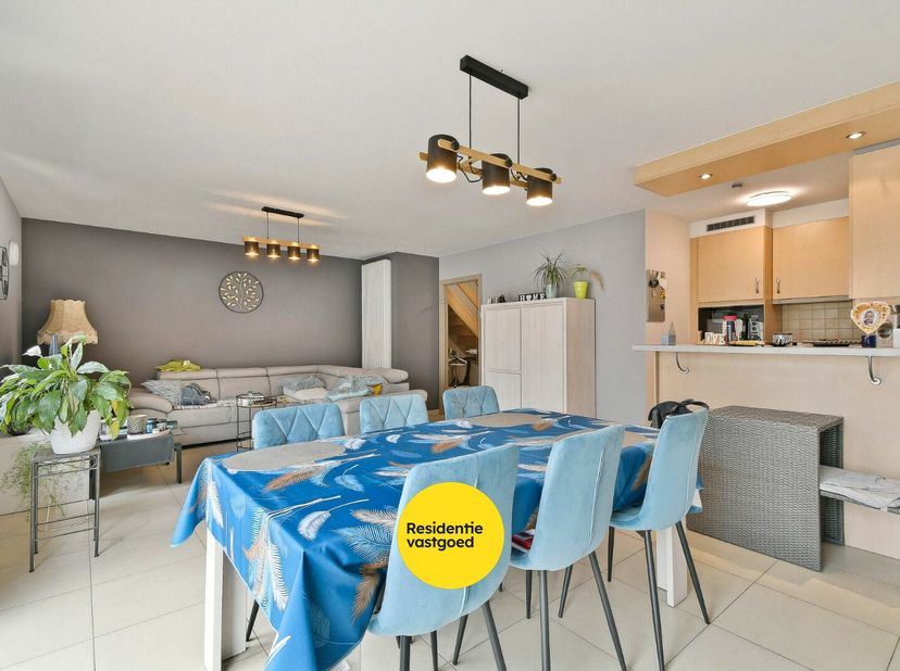 Dit verzorgd duplex-appartement is gelegen in het centrum van Gistel en combineert een rustige woonomgeving met een praktische indeling en aangenaam w
