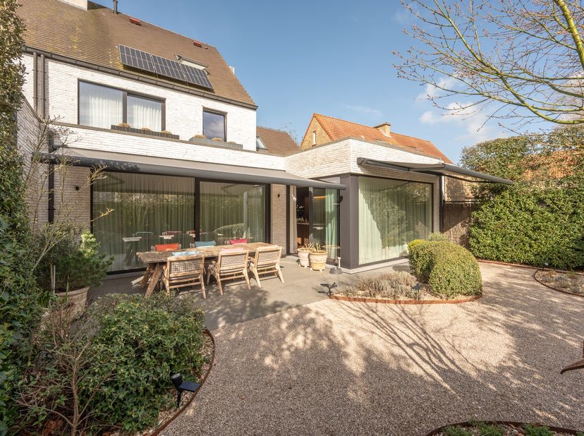 Maison jumelée récente située sur la Graaf Jansdijk à Vieux-Knokke, idéalement située entre le centre et l’ancien moulin.<br />
Composition: hall d’en
