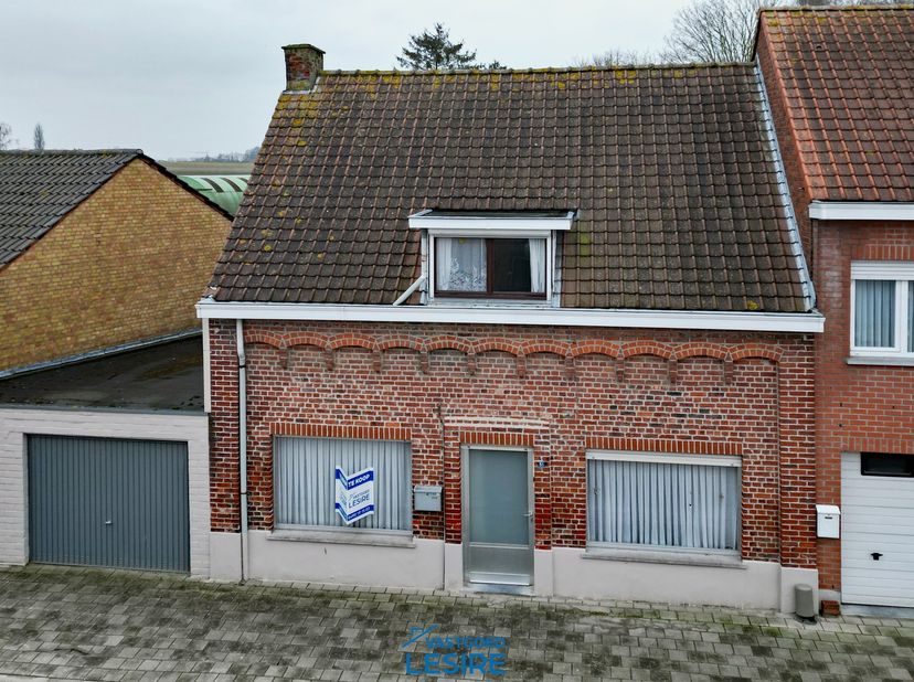 Deze ruime te renoveren woning in Houthulst met&amp;nbsp;een bos van ± 3378 m².<br />
<br />
Indeling:&amp;nbsp;<br />
<br />
	voorplaats<br />
	woonkamer+ ee