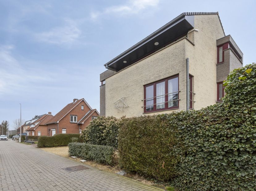 OPBRENGSTEIGENDOM - VOLLEDIG APPARTEMENTSGEBOUW BESTAANDE UIT 3 VERHUURDE APPARTEMENTEN TE BREE-CENTRUM! <br />
Dit appartementsgebouw bevindt zich in