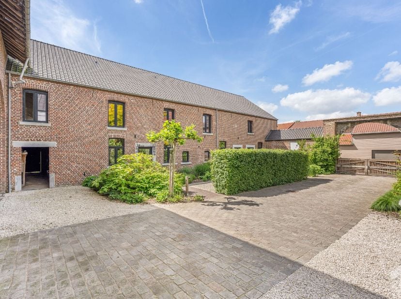 Unieke opportuniteit in Gingelom: 3 casco+ vakantiewoningen met grote schuur, garage en mooie tuin op toplocatie! Voor meer info: https://www.era.be/n