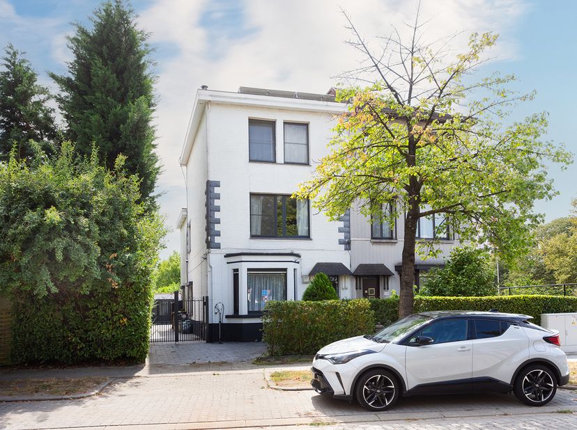 Deze goed onderhouden en ruime halfopen woning beschikt over 5 slaapkamers en 2 badkamers en is uitstekend gelegen in de gegeerde Elsdonkwijk te Edege