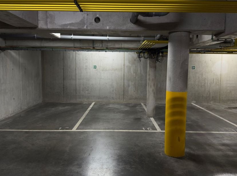 Bent u het beu om dagelijks rondjes te rijden op zoek naar een parkeerplaats in de buurt van de Dambruggestraat en het Sint-Jansplein? Zoekt u een vei