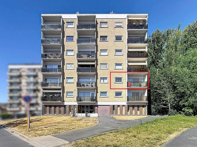 GERENOVEERD APPARTEMENT IN HET CENTRUM <br />
<br />
- verdiep +2;<br />
- inkomhal (8,5m²) met apart toilet;<br />
- vernieuwde badkamer met doucheca
