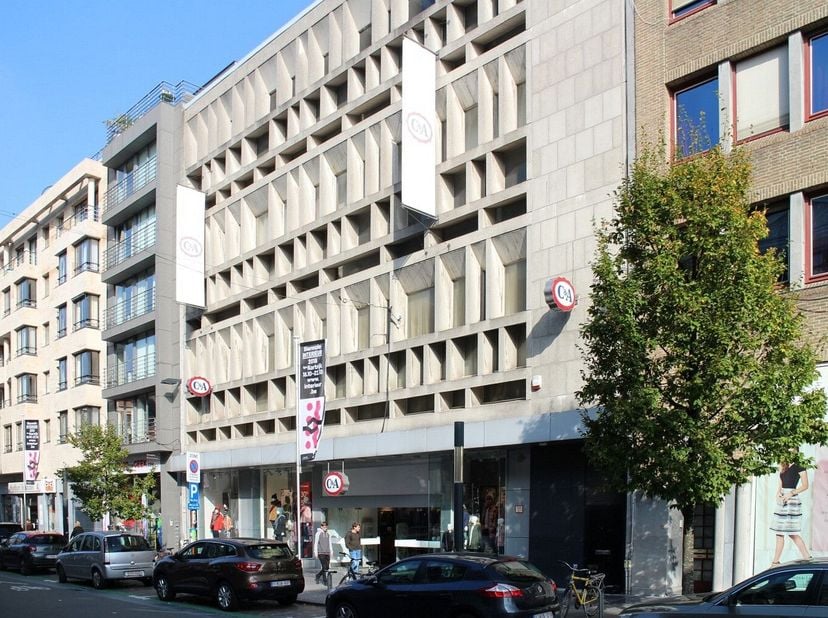 Groot handelspand met een winkeloppervlakte van ca. 2.000 m² in 2 verdiepingen te huur in het centrum van Kortrijk. <br />
Bestaande uit:<br />
-gelij