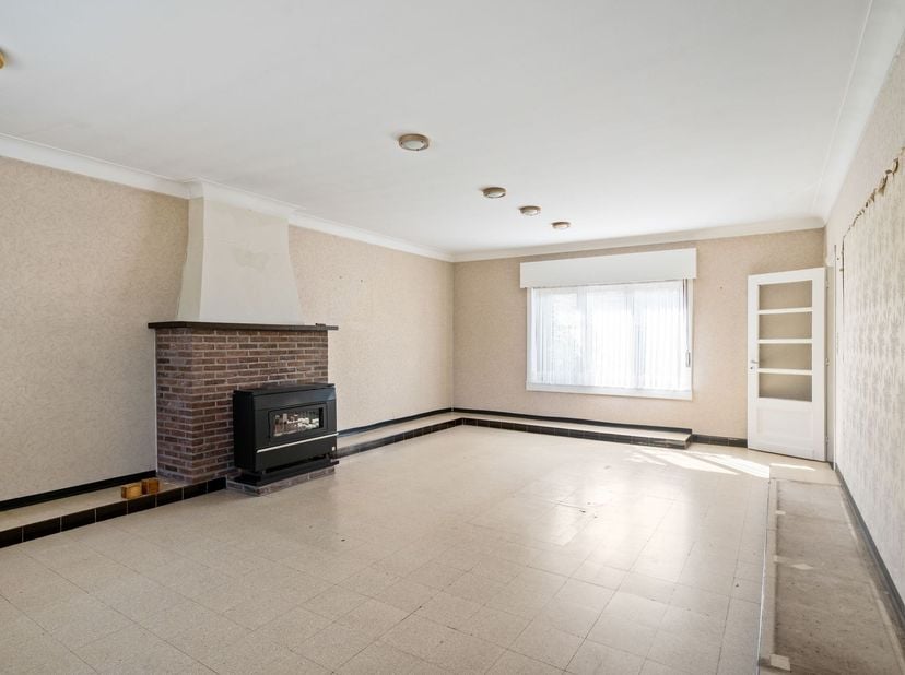 Te renoveren 3 slpk woning met tal van mogelijkheden<br />
Bent u op zoek naar een renovatieproject met tal van mogelijkheden? Dan is deze te renover