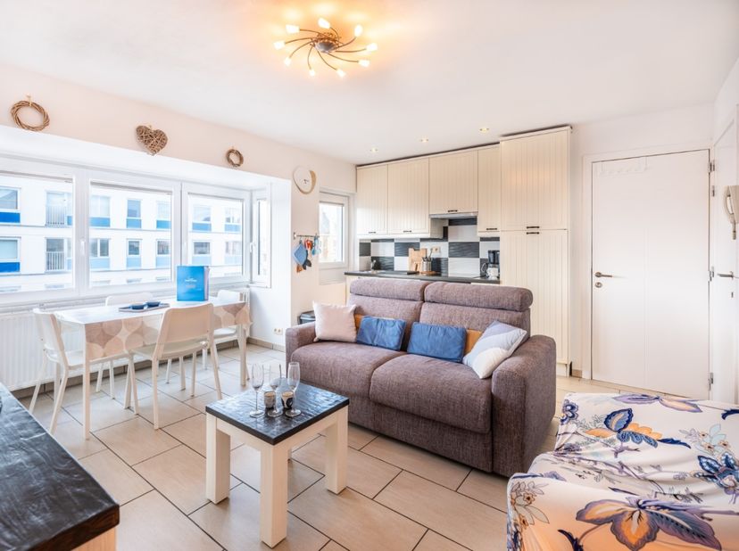 Koksijde-Bad, residentie Victory, gezellig appartement in de Zeelaan, 3e verdieping met lift.<br />
Bestaande uit: lichtrijke woonkamer, open en inger
