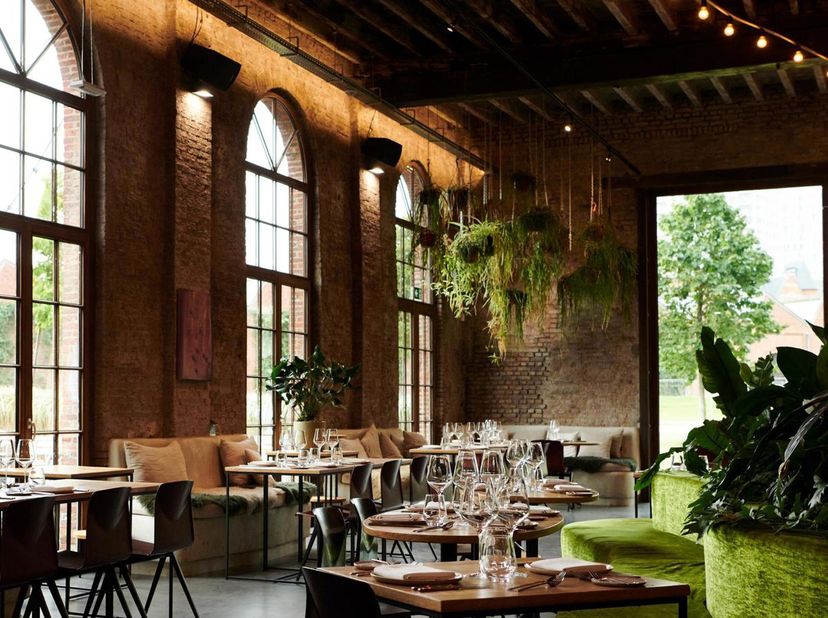Ce spacieux établissement horeca est situé à un emplacement de tout premier ordre, au numéro 1 de la rue Hardenvoort à Anvers, juste à côté du très pr