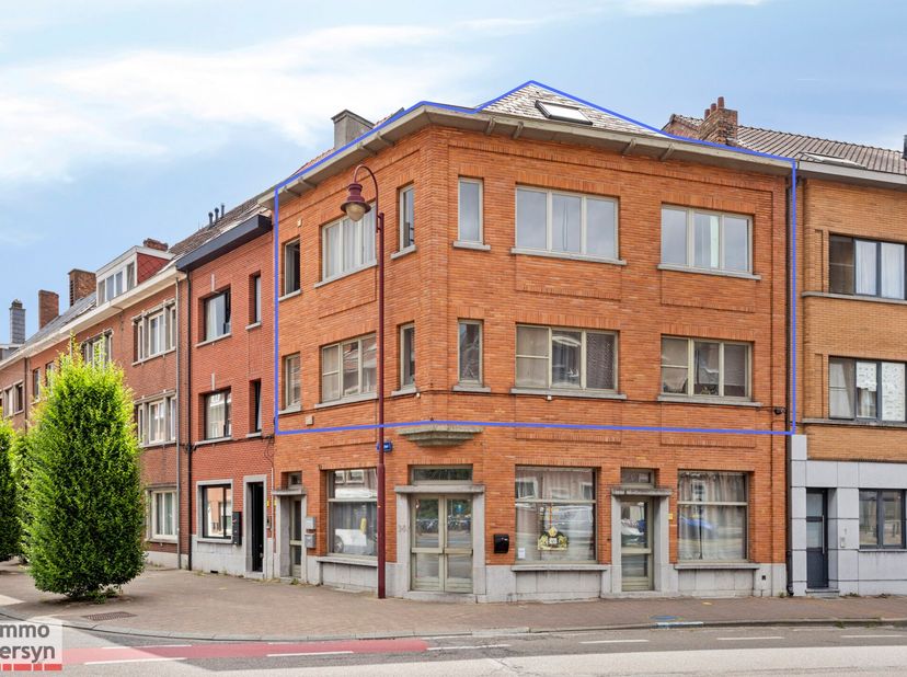 In het bruisende hart van Aarschot, op wandelafstand van het station, winkels, horeca en andere voorzieningen, vinden we dit kleinschalige gebouw met