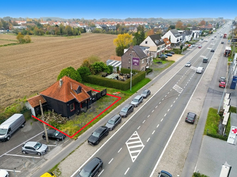 Deze commerciële grond te koop ligt langs de Emiel Clauslaan in Astene (Deinze), een drukke verbindingsas met een uitstekende visibiliteit. De locatie