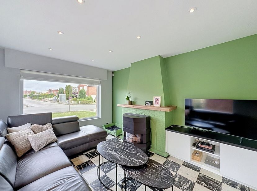 Mooi GERENOVEERDE VILLA op circa 1.000m² grond met 5 slpks, oplsagruimte en ZUIDgerichte tuin te Zedelgem!<br />
<br />
Een ruime gezinsvilla waar com