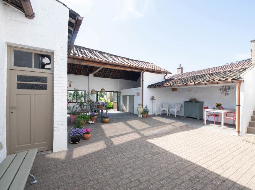 In het hartje van Zussen vindt u deze verzorgde woning met een bijzonder aantrekkelijke buitenbeleving op een royaal perceel van maar liefst 9a32ca. D