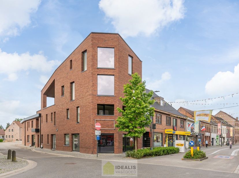IDEALIS VASTGOED - HANDELSRUIMTE MET TAL VAN MOGELIJKHEDEN OP EEN TOPLOCATIE IN HET CENTRUM VAN PEER! Dit handelspand van +- 92m² is gelegen op de mee