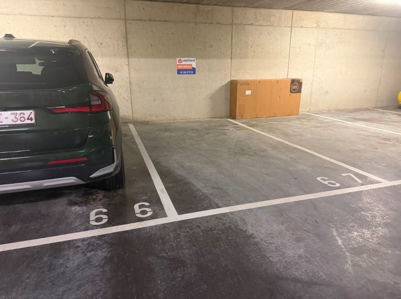Ruime en vlot toegankelijke parkeerplaats gelegen in de residentie Riverview Heritage, op een gunstige ligging in Nieuwpoort-Stad.<br />
De parkeerpla
