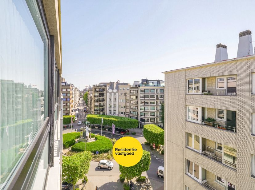 Op de zesde verdieping van een verzorgd appartementsgebouw in Oostende bevindt zich dit lichtrijke éénslaapkamerappartement met een bewoonbare oppervl