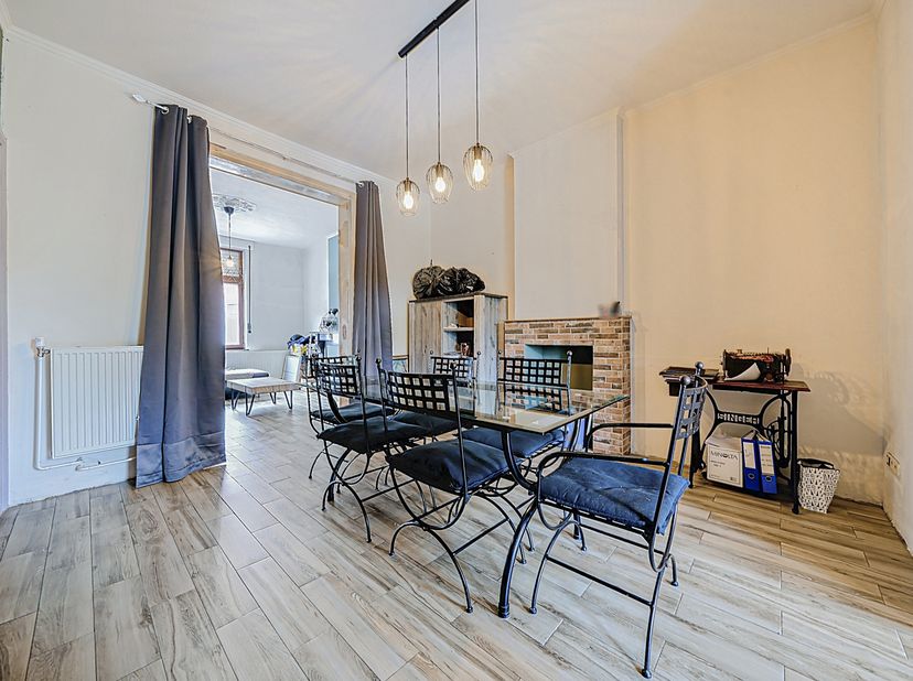 EasyHome vous propose cette maison située à Seraing, offrant de beaux volumes et une configuration idéale pour une famille.<br />
Dès l’entrée, vous d