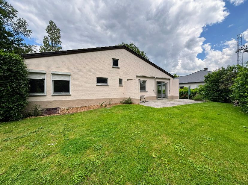 Woning met mooie tuin vlakbij centrum Zonhoven. Voor meer info ga naar https://www.era.be/nl/te-huur/zonhoven/huis/woning-met-tuin-op-goede-ligging-zo