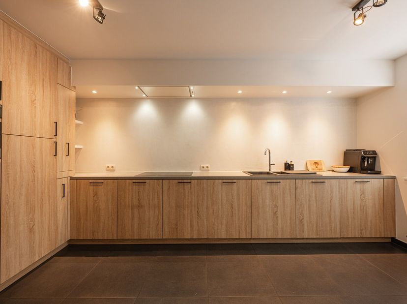 Deze trendy stadswoning van BJ 2014 is ingericht met oog voor detail.<br />
Via de inkomdeur heeft u toegang tot de ruime keuken (ingericht met oven,