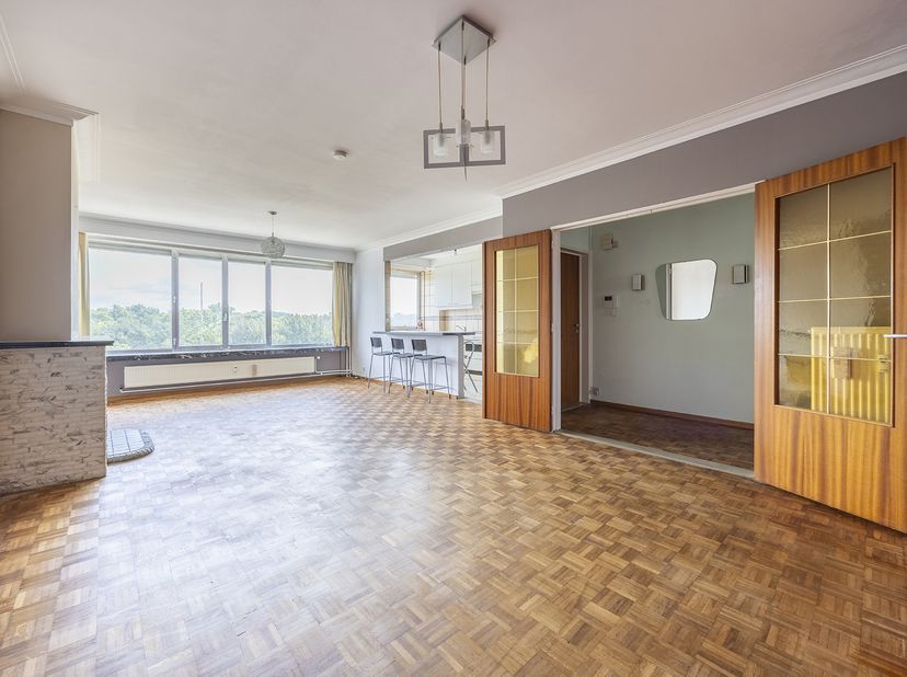 LOT 1: APPARTEMENT 2 CHAMBRES + CAVE -<br />
Appartement nécessitant une remise au goût du jour, disposant d'un sous-sol et d'un bon classement énergé