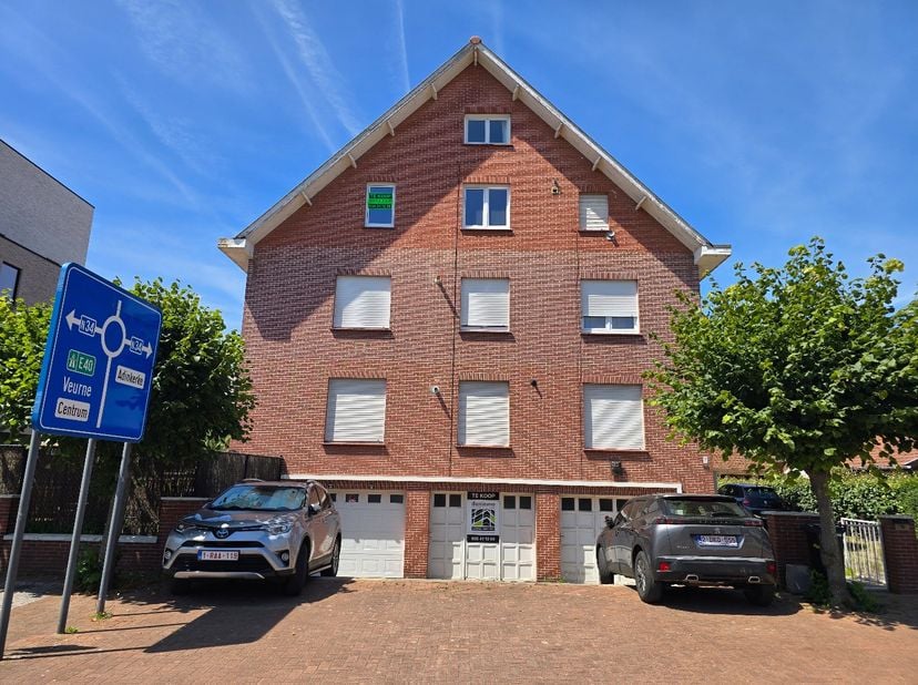 Grand garage + annexe atelier. +- 95m²