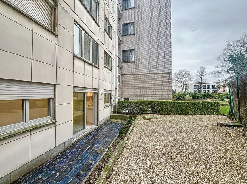 Laken – Gerenoveerde studio met zuidgericht terras<br />
<br />
Dewaele presenteert deze prachtige, volledig gerenoveerde studio van 45 m², ideaal gel