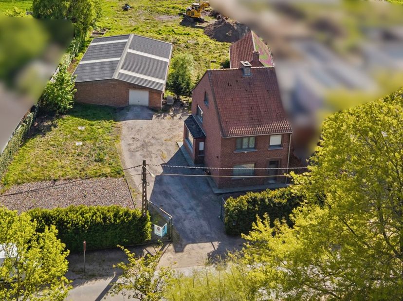 TE KOOP: toffe goedgelegen halfopen bebouwing met 180 m²!<br />
Deze toffe halfopen bebouwing is bijzonder centraal gelegen in Zulte-Olsene, aan de Ka