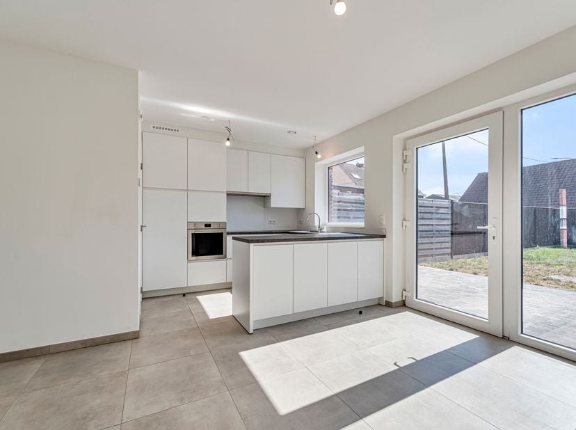 Woning met 2 slaapkamers in Bissegem te huur!<br />
We komen binnen langs de inkomhal voorzien van een gastentoilet. We gaan verder naar de leefruimte