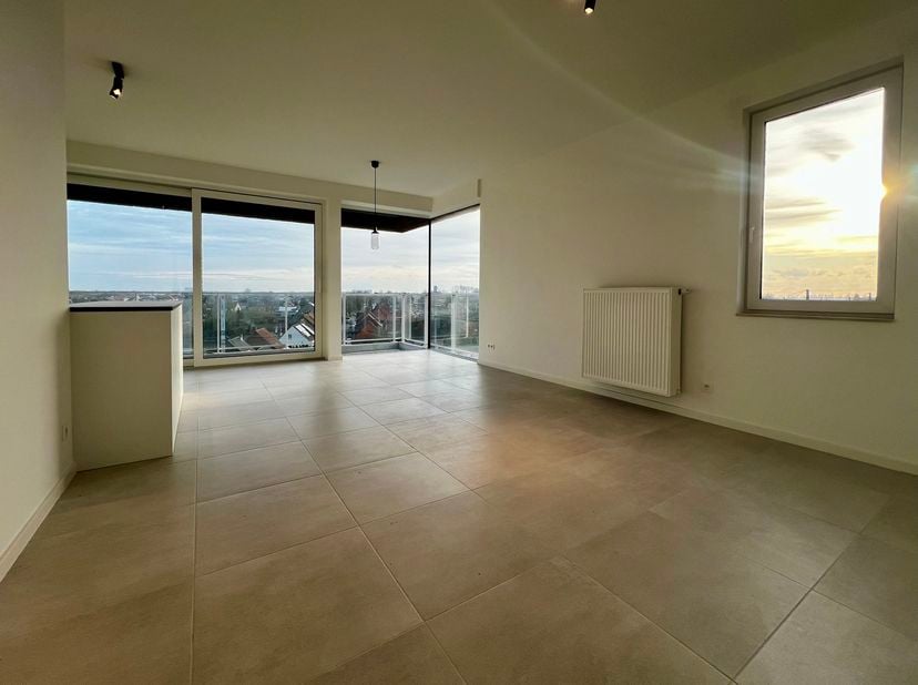 Op zoek naar een leuk energiezuinig 2 slaapkamer appartement met een fantastisch zicht? Dan is dit appartement dichtbij het station wat je zoekt! Dit
