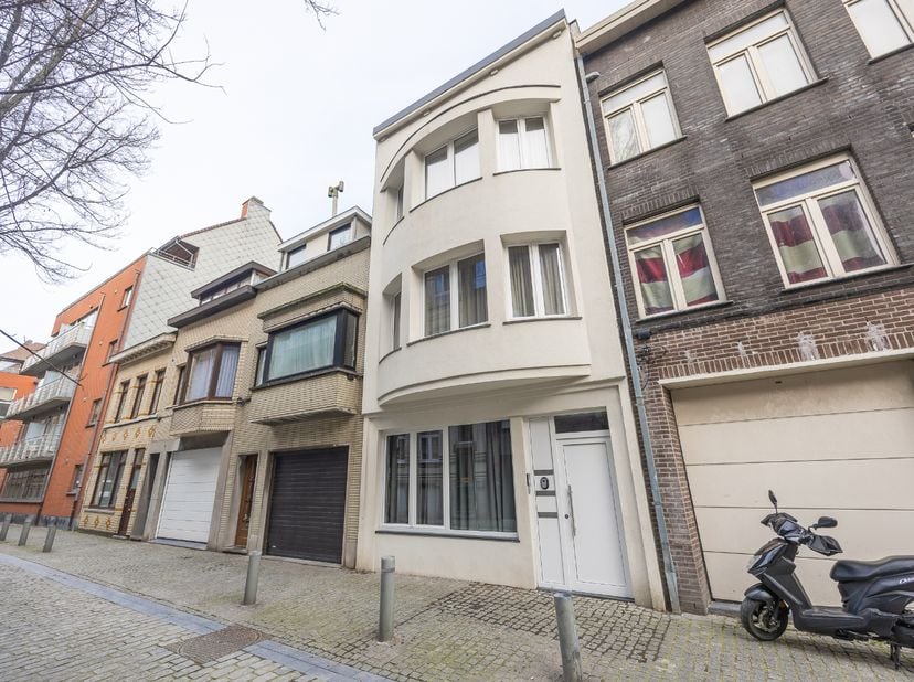 In het bruisende centrum van Oostende bevindt zich dit instapklare opbrengsteigendom, bestaande uit 3 volledig gerenoveerde appartementen, elk met 1 s
