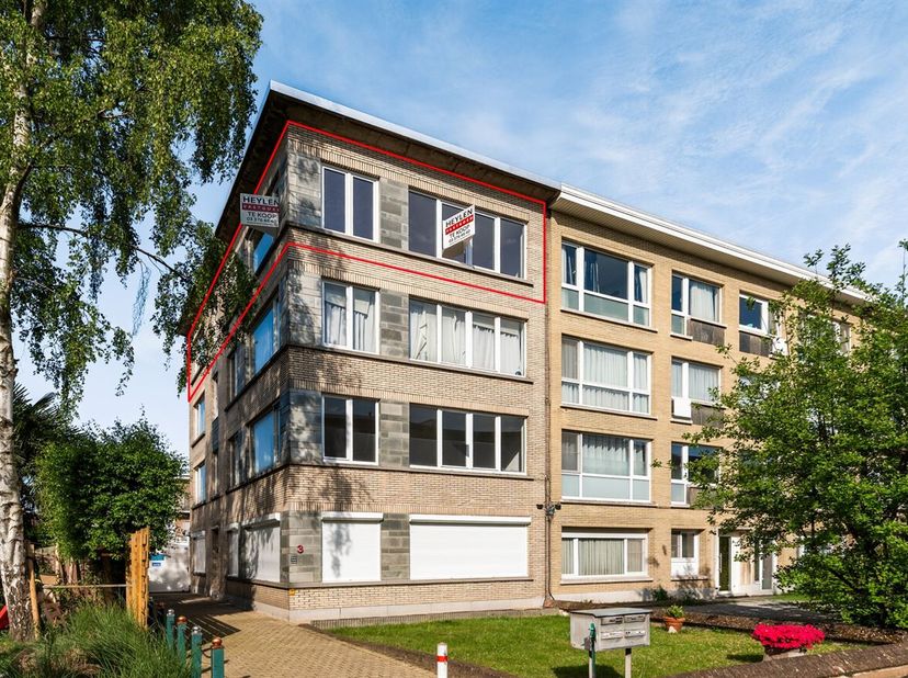 Cet appartement prêt à être emménagé se trouve au dernier étage d'un petit immeuble sans ascenseur, situé dans la Jan van Parijsstraat à Deurne. Vous
