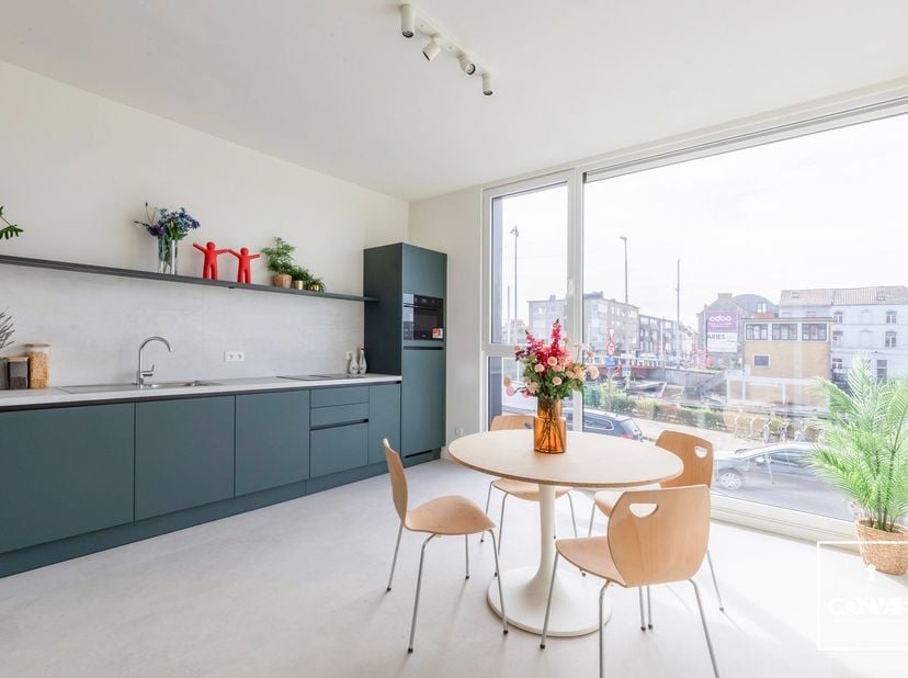 Deze pas gerenoveerde en stijlvolle woning beschikt over&amp;nbsp;drie slaapkamers, twee badkamers en ligt vlakbij Dok-Noord, op slechts anderhalve kilome