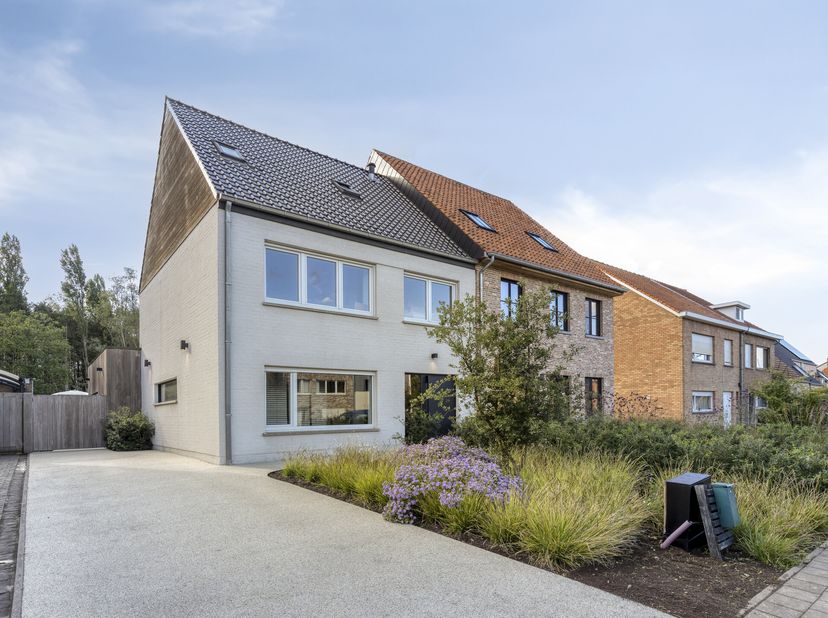 Huis te koop in Lange Molenstraat 110,
                    8200 Sint-Andries