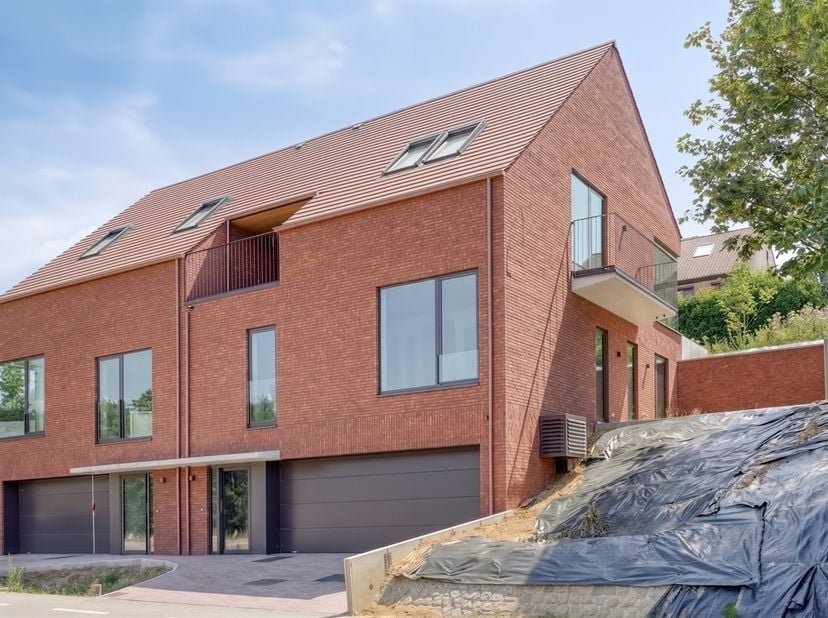Gelegen op een boogscheut van Leuven nabij alle belangrijke invalswegen en met een prachtig open uitzicht over de Voervallei, zijn wij verheugd, deze