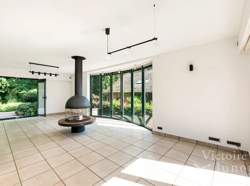 Victoire Junot biedt u deze vrijstaande villa aan, gunstig gelegen nabij het Moorselbos en de British School.<br />
De gelijkvloers bestaat uit een li