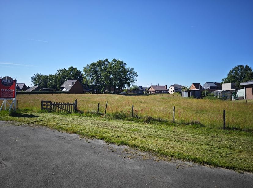 Prachtig perceel bouwgrond geschikt voor halfopen bebouwing, uitstekend gelegen te Kuringen-Heide in een doodlopende straat, in het groen, met een Zui