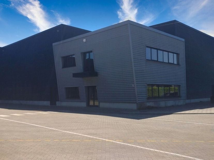 360m² kantoorruimte met 7 parkeerplaatsen<br />
Ligging: afrit E313 op 3,8km en bushalte op 450m<br />
Specificaties: dubbel glas, verlaagd tegelplafo